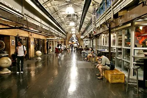 Binnenzicht van Chelsea Market in New York City met bezoekers