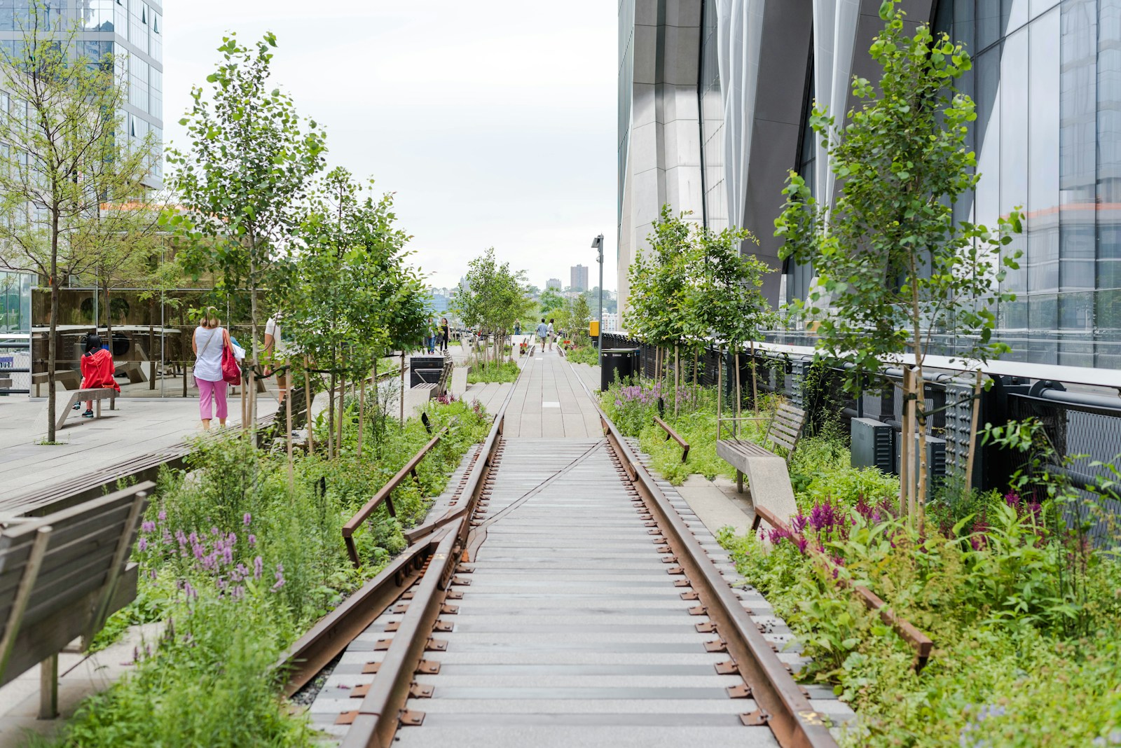 De High Line, een park op een oude spoorlijn boven de straten van New York City.