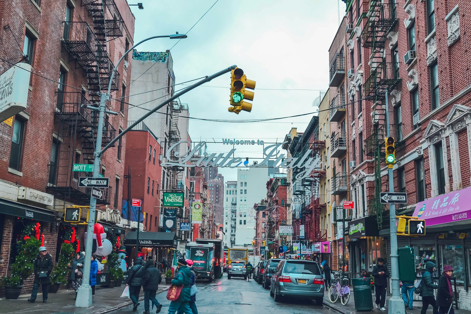 Straatbeeld van Little Italy in New York City met winkels en voetgangers