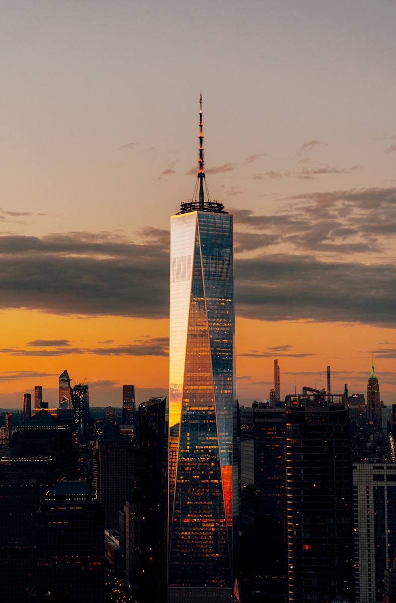 One World Trade Center (Freedom Tower) in New York City tijdens zonsondergang.