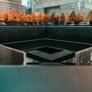 Voetafdruk van één van de twee WTC-torens bij het 9/11 Memorial in New York